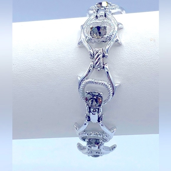 Sarah Coventry “Cool Surrender”Bracelet Silver-tone With Smokey Grey Rhinestones - Picture 2 of 13